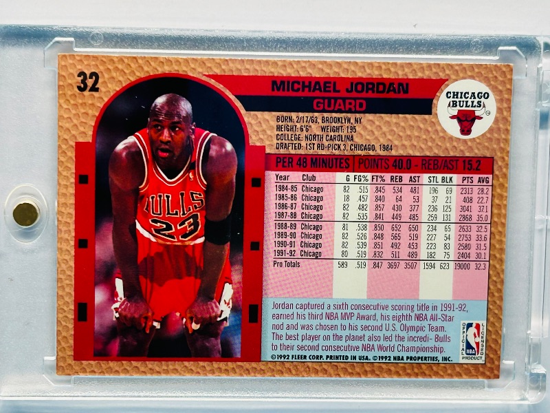 Photo 1 of 165410… Michael Jordan card 32 in hard plastic case 