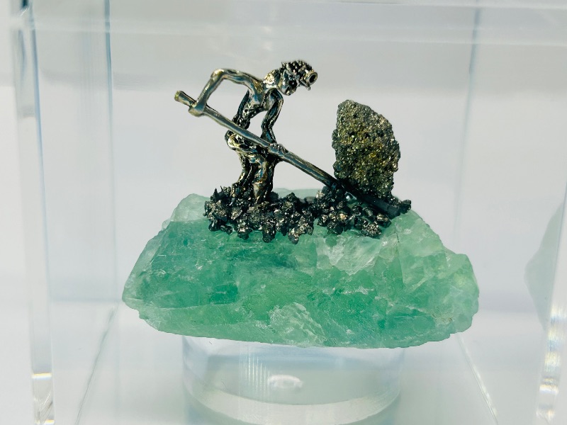 Photo 1 of 165714…miner on rock in 2.5”c2.5” display case