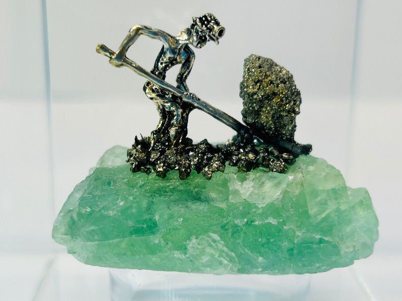 Photo 1 of 165714…miner on rock in 2.5”c2.5” display case