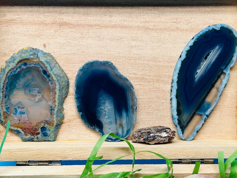 Photo 1 of 165769… rock collection in wooden box- fluorite septre, agates, quartz, amethyst, polished, and pyrite (fools gold)