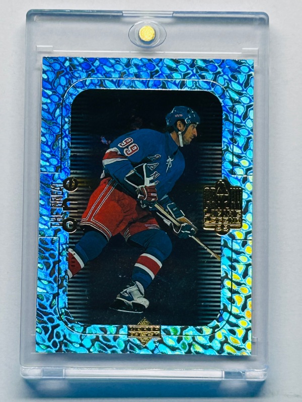 Photo 1 of 165790…Holo Wayne Gretzky card GO4 in hard plastic case