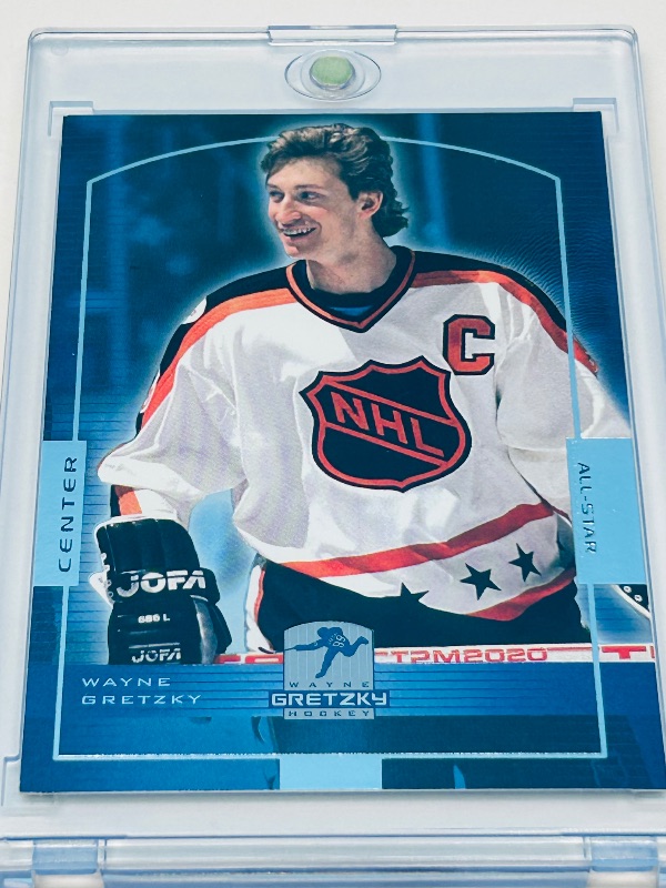 Photo 1 of 165852…  Wayne Gretzky card HOF 18 in hard plastic case 