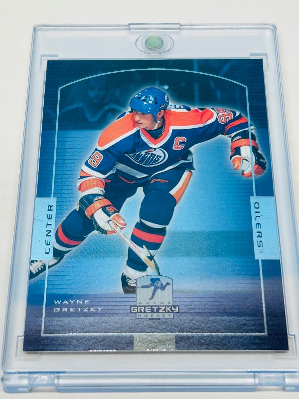 Photo 1 of 165853… Wayne Gretzky card HOF 6 in hard plastic case