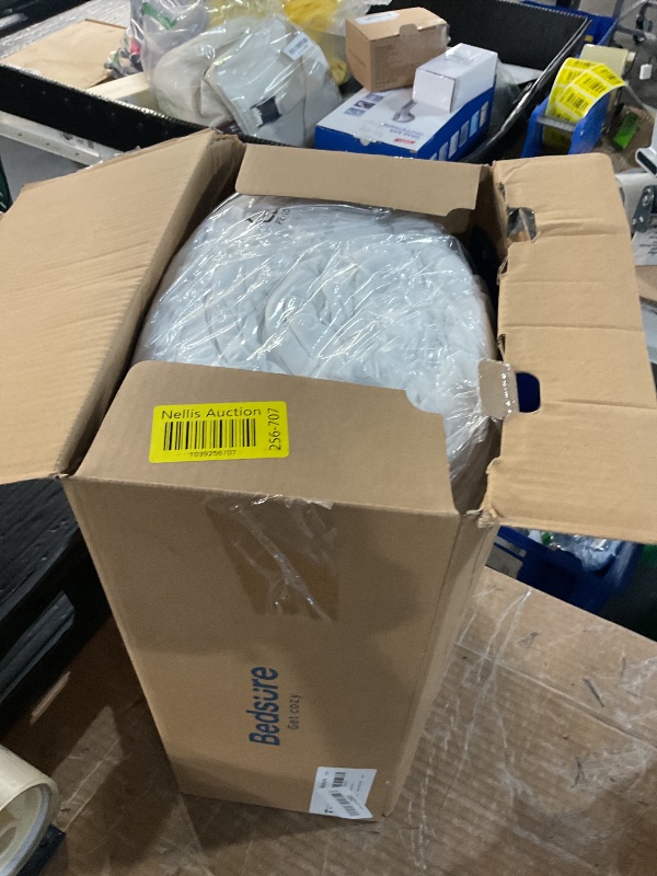 Photo 1 of (USED/FAIR) Bedsure King Size Comforter Set, White Soft Prewashed Bedding for All Seasons, 3 Pieces GentleSoft™ Warm Down Alternative Bed Set, 1 Lightweight Comforter (104"x90") and 2 Pillowcases (20"x36")