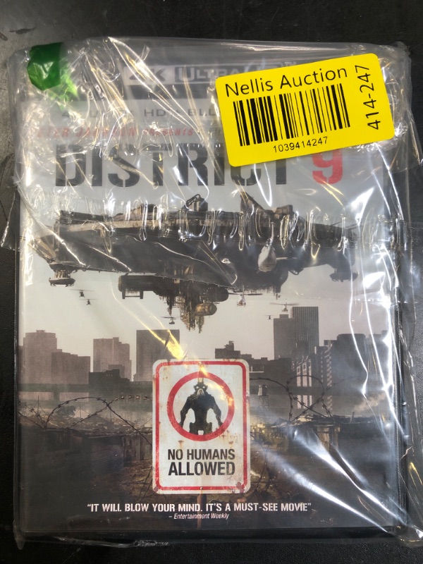 Photo 1 of District 9 [4K Ultra HD + Blu-ray + Digital] [4K UHD]