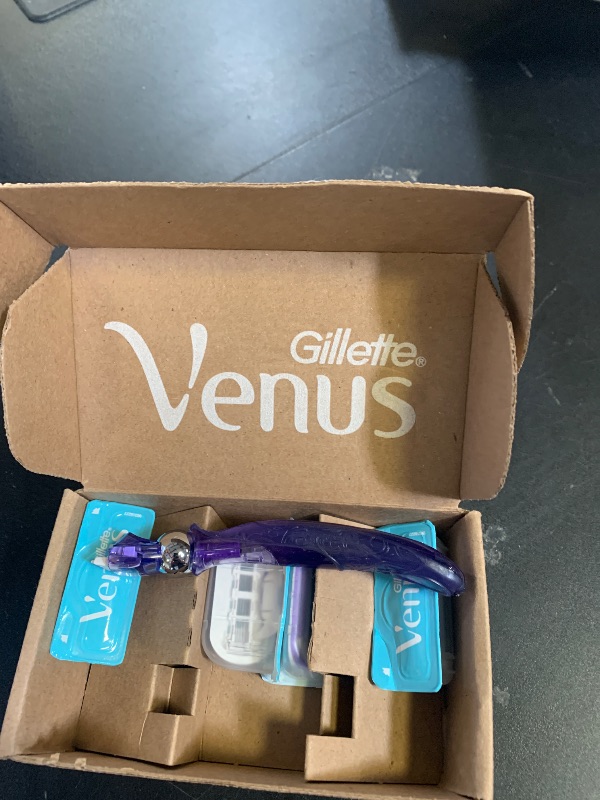 Photo 1 of Gillette Venus Deluxe Smooth Swirl Women's Razor Handle + 4 Blade Refills, Flexible Handle and Pivoting Head