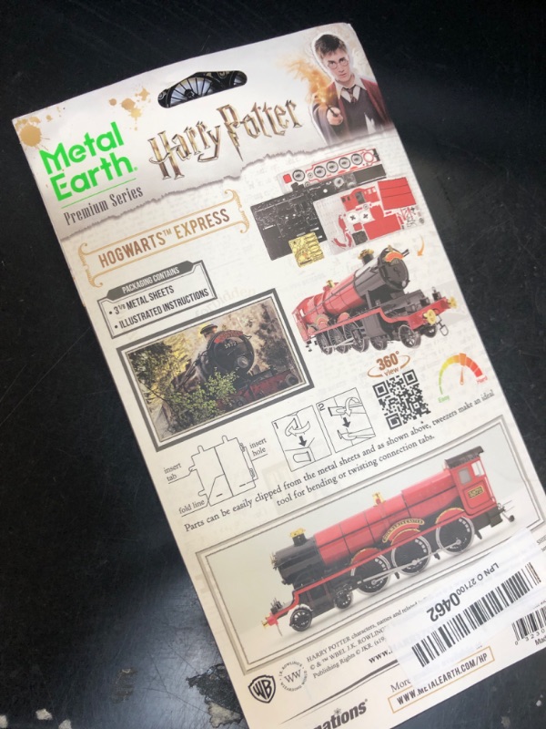 Photo 1 of Fascinations Metal Earth Premium Series Harry Potter Hogwarts Express Train 3D Metal Model Kit