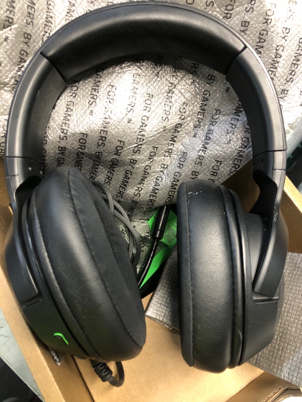 Photo 1 of (used)(minor damage) Razer Kraken V3 X Wired USB Gaming Headset: Lightweight Build - Triforce 40mm Drivers - HyperClear Cardioid Mic -