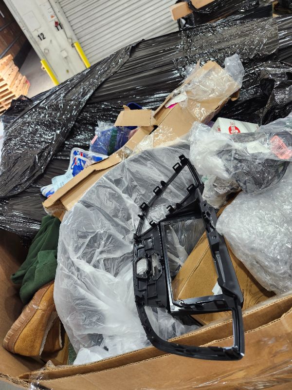 Photo 1 of *********Non-refundable Nellis Auction No Sale/Final Pack*************
These big variety boxes contain between 200 and 400 items, each with an unknown average retial value and condition. the y consist of exception items, such as those not wanted by custom