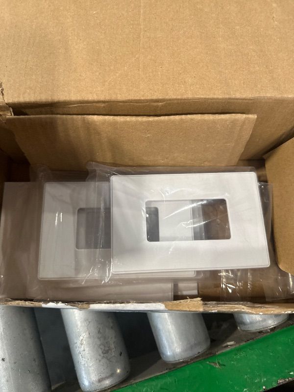 Photo 1 of ***MISSING HARDWARE***
AIDA Matte White Single Pole Decors Light Switch with Screwless Wall Plate Cover, 15Amp, 120/277V, Paddle Rocker Switch Replacement, On/Off Wall Switch, Residential Grade, UL/CUL (10 Pack)
