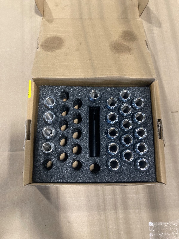 Photo 1 of ****** MISSING 12 LUG NUTS******** 9/16-18 Lug Nuts for 1994-2011 Dodge Ram 2500 3500, 2002-2010 Ram 1500, 1988-1998 Ford F250 F350, 2004-2009 Durango, 32PCS 7 Spline Wheel Lug nuts 9/16x18 Chrome With Socket Key For Aftermarket Wheels