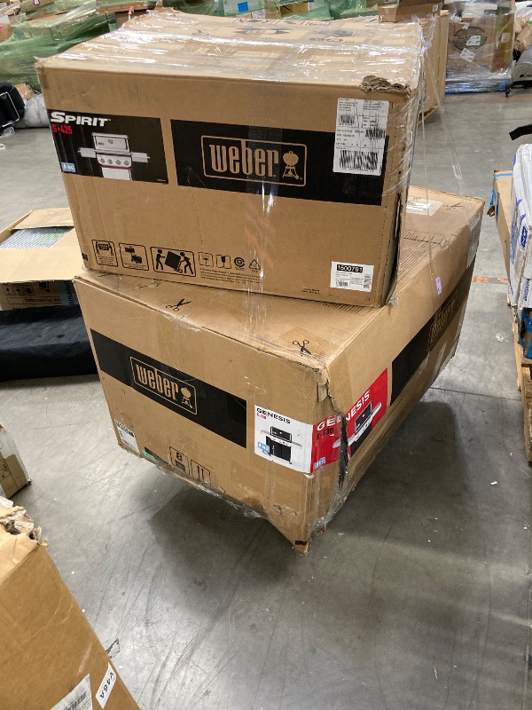 Photo 1 of ***USED (SCUFFS/DENTS & SCRATCHES)***Weber SPIRIT 4-Burner Grill S-425 Natural Gas Stainless Steel  ***(SCUFFS/DENTS & SCRATCHES)***