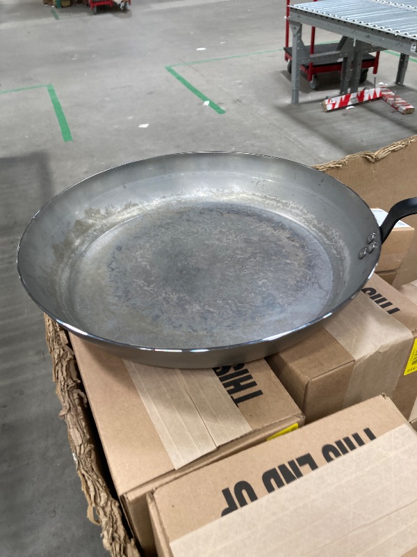 Photo 1 of Restaurantware 16" Fry Pan/ Large Skillet ***(ORIGINAL STOCK PHOTO NOT AVAILABLE, SOME SCUFFS/SCRATCHES, ADDITIONAL CLEANING NEEDED, NOT IN BOX, NO PACKAGING)***