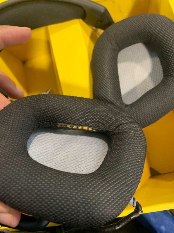 Photo 1 of ***WIRE DAMAGE AND COSMETIC DAMAGE. SOUND WORKS/ UNKOWN IF MIC WORKS**** CORSAIR VOID RGB ELITE Wireless Gaming Headset – 7.1 Surround Sound – Omni-Directional Microphone – Microfiber Mesh Earpads – Up to 40ft Range – iCUE Compatible – PC, Mac, PS5, PS4 –