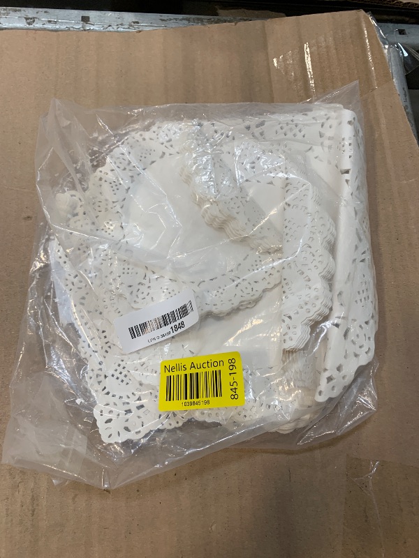 Photo 1 of 150Pcs Paper Doilies Assorted Sizes White Lace Paper Doilies Disposable Doily Rectangle Round Paper Doilies for Dessert Trays Tables Furniture Buffet Cake Fried Food Wedding Party Tableware Decor