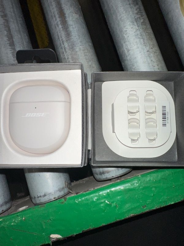 Photo 1 of **1 SIDE DOESN'T WORK** Bose QCEARBUDIIIW Quiet Comfort Noise Cancelling Earbuds - White