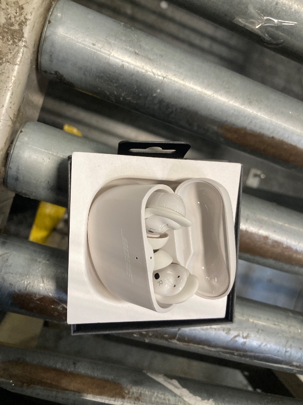 Photo 1 of **1 SIDE DOESN'T WORK** Bose QCEARBUDIIIW Quiet Comfort Noise Cancelling Earbuds - White