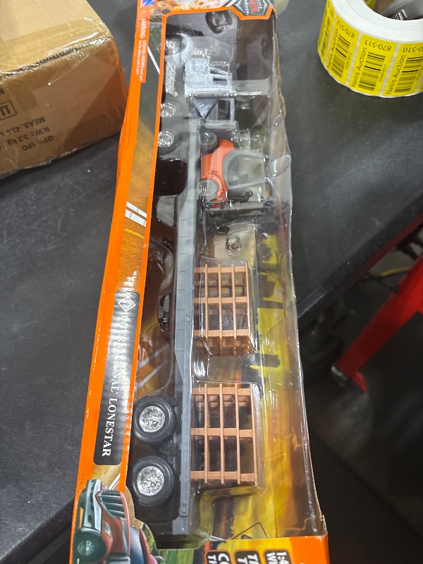 Photo 1 of New-Ray 16643 Newray 1: 43 Long Haul Trucker - International Lonestar Flatbed with Forklift & Pallets, White,unisex-children