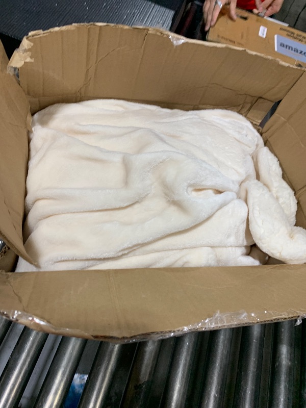 Photo 1 of JIAHANNHA Fleece Blanket White Throw Blankets for Sofa Couch Bed 280GSM,Super Soft Cozy and Luxury Bed Blanket for All Season Twin(60"×80")
