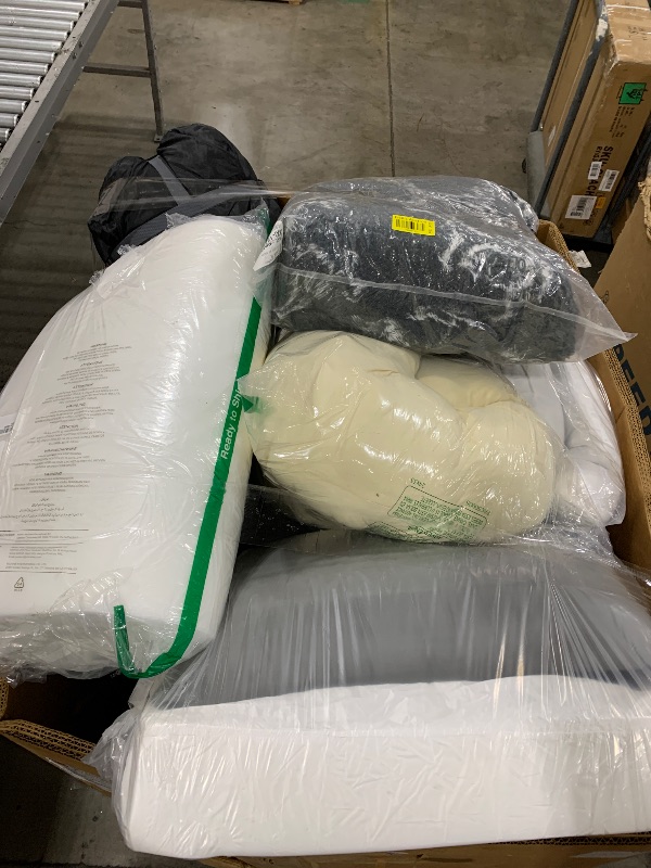 Photo 1 of Bundle Of Goods Mix Of Blankets & Pillow