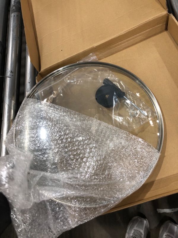 Photo 1 of ***MISSING HANDLE***

Glass lid for Large Pots and Pans, 13.5 Inch Cover for Replacement, Clear Commercial Lid for Cookware Cooking, Frying Pans, Wok (Black)