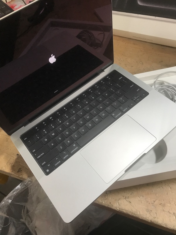 Photo 1 of ==== FINAL SALE==== Apple 2024 MacBook Pro Laptop with M4 chip with 10?core CPU and 10?core GPU: Built for Apple Intelligence, 14.2-inch Liquid Retina XDR Display, 16GB Unified Memory, 512GB SSD Storage; Silver