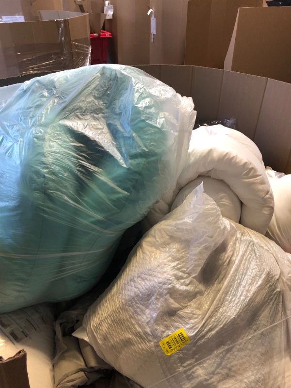 Photo 1 of PALLET OF VARIOUS USED MISC(PRIMARILY BEDDING/PET BEDDING). ITEMS - FINAL SALE, NO RETURNS 