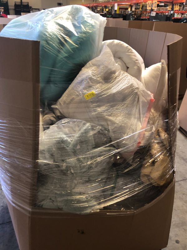 Photo 1 of PALLET OF VARIOUS USED MISC(PRIMARILY BEDDING/PET BEDDING). ITEMS - FINAL SALE, NO RETURNS 