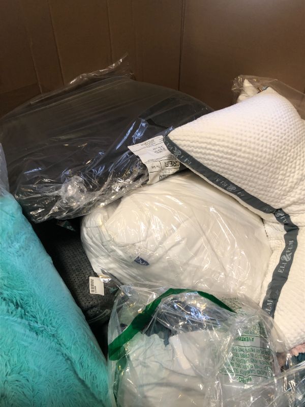 Photo 1 of PALLET OF VARIOUS USED MISC(PRIMARILY BEDDING/PET BEDDING). ITEMS - FINAL SALE, NO RETURNS 