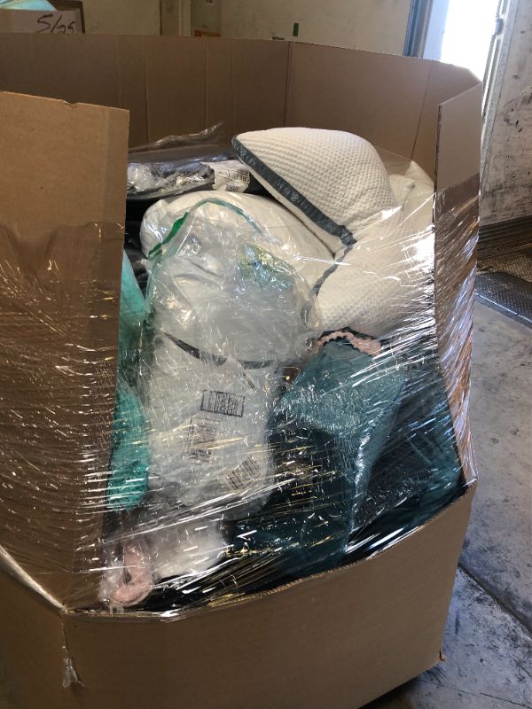 Photo 1 of PALLET OF VARIOUS USED MISC(PRIMARILY BEDDING/PET BEDDING). ITEMS - FINAL SALE, NO RETURNS 