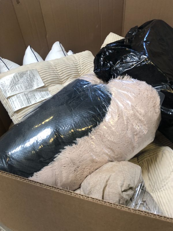 Photo 1 of PALLET OF VARIOUS USED MISC(PRIMARILY BEDDING/PET BEDDING). ITEMS - FINAL SALE, NO RETURNS 