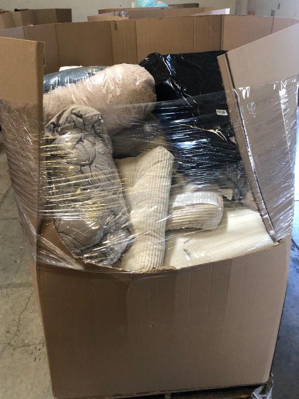 Photo 1 of PALLET OF VARIOUS USED MISC(PRIMARILY BEDDING/PET BEDDING). ITEMS - FINAL SALE, NO RETURNS 