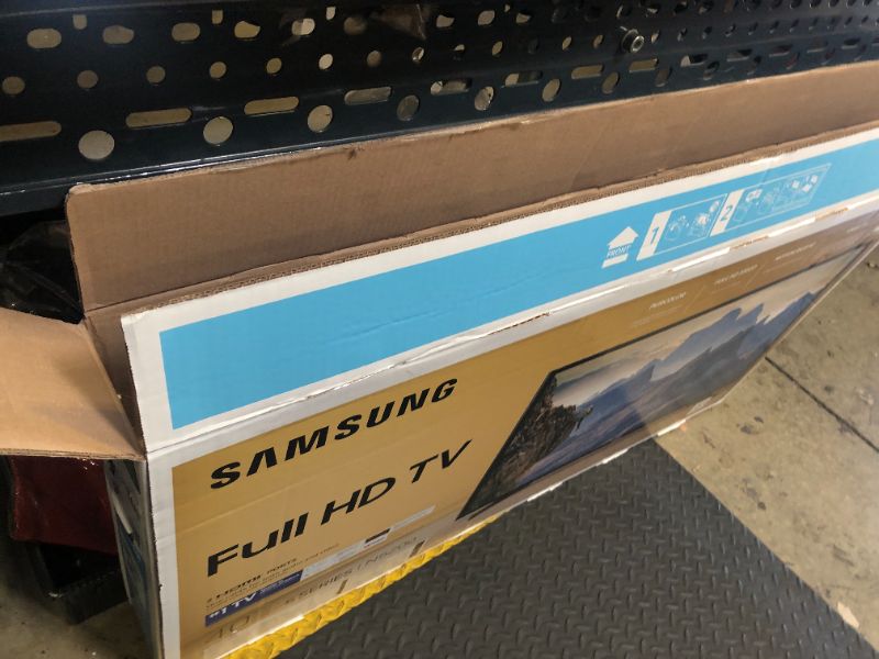 Photo 1 of SAMSUNG 40-inch Class LED Smart FHD TV 1080P (UN40N5200AFXZA, 2019 Model)