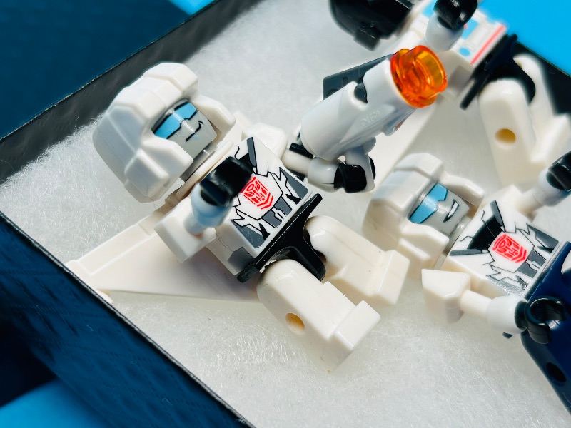 Photo 1 of 025205…3 LEGO mini figures in gift box 