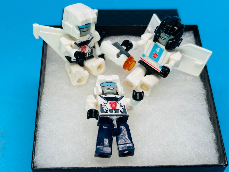Photo 1 of 025205…3 LEGO mini figures in gift box 