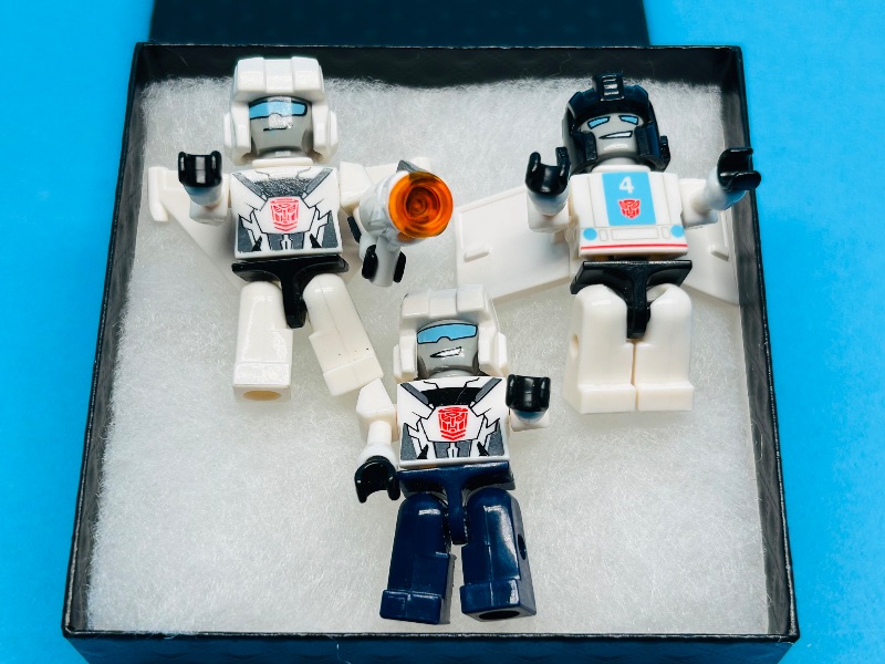 Photo 1 of 025205…3 LEGO mini figures in gift box 
