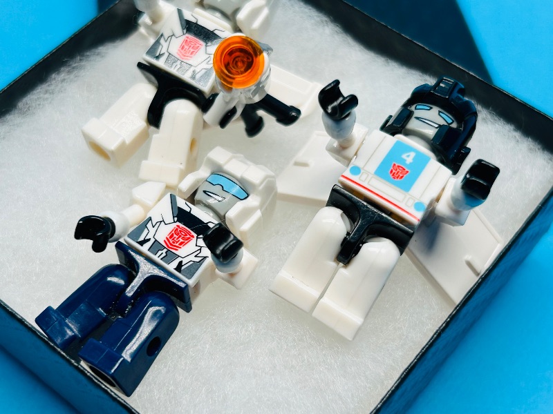 Photo 1 of 025205…3 LEGO mini figures in gift box 