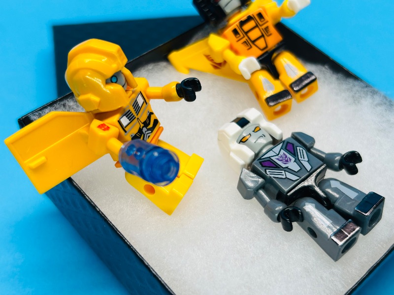 Photo 1 of 025206… 3 LEGO mini figures in gift box 