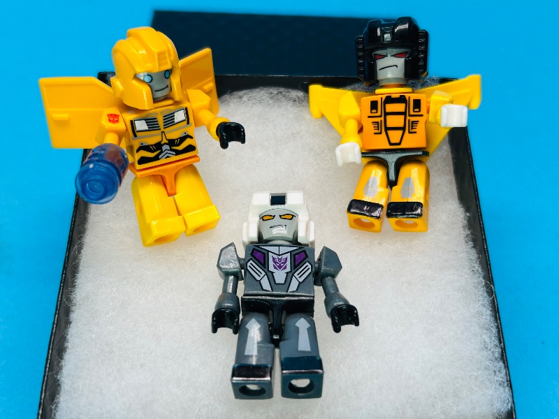Photo 1 of 025206… 3 LEGO mini figures in gift box 