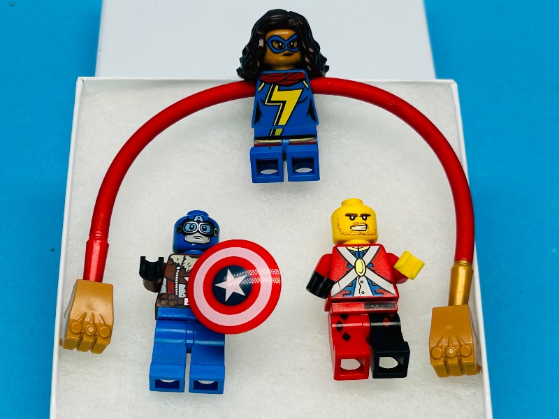 Photo 1 of 025208… 3 LEGO mini figures in gift box 