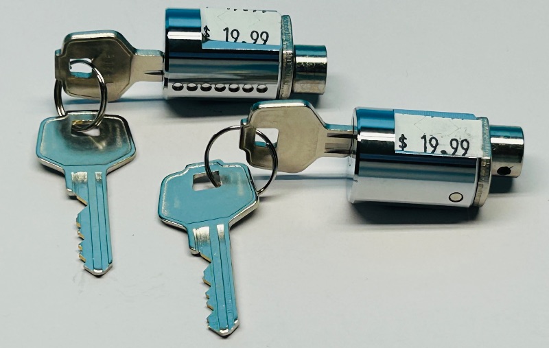 Photo 1 of 025335…2 cylinder locks with 2 keys each