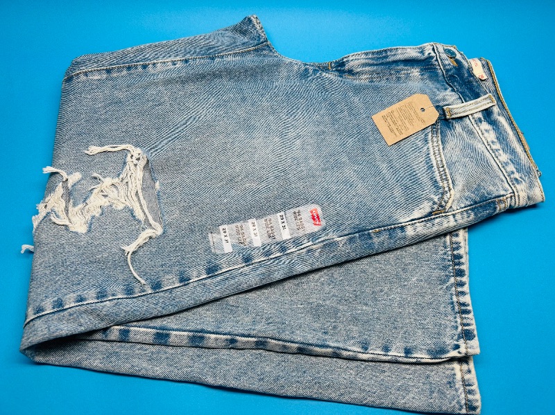 Photo 1 of 025363…Levi’s W29 baggy wide leg jeans -like new condition 
