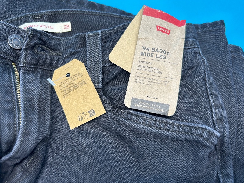 Photo 1 of 025370…Levi’s W28 L31 baggy wide leg jeans -like new condition 
