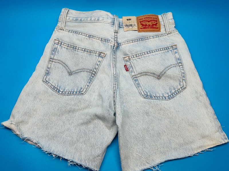 Photo 1 of 025408…Levi’s W25 baggy shorts-like new condition 