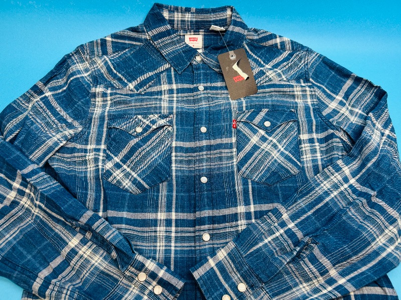 Photo 1 of 025421…mens Levi’s size M flannel cowboy shirt -- like new condition 