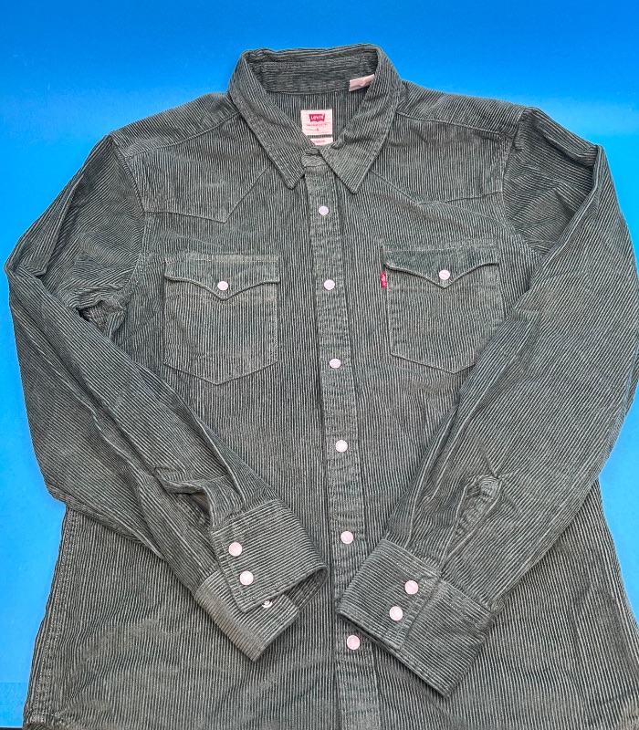 Photo 1 of 025422…Levi’s men’s size S corduroy cowboy shirt-
- like new condition 