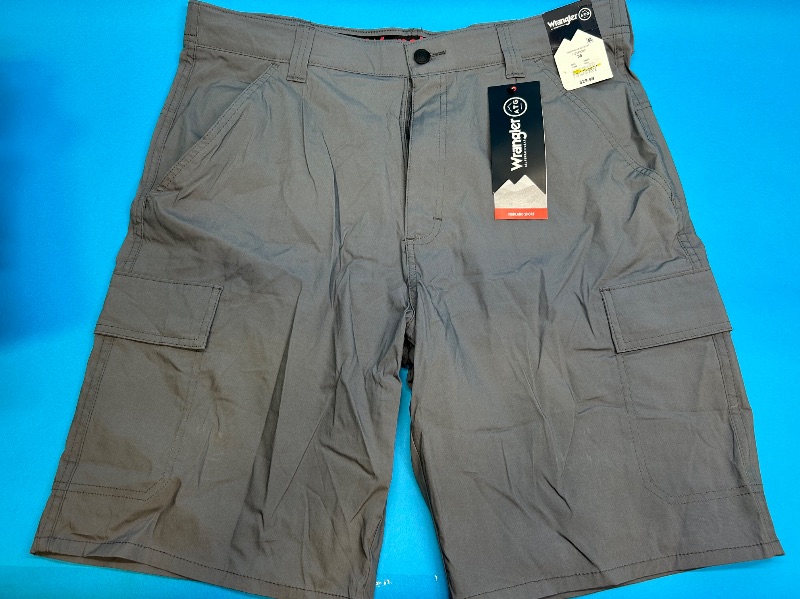 Photo 1 of 025425…wrangler highland shorts W36-- like new condition 
