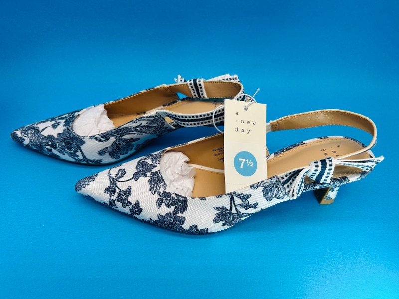 Photo 1 of 025428…size 7.5 heels - like new condition 