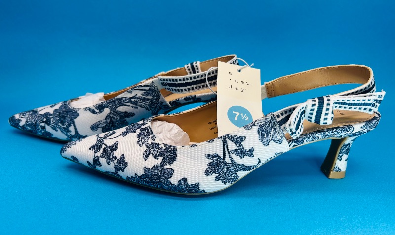 Photo 1 of 025428…size 7.5 heels - like new condition 