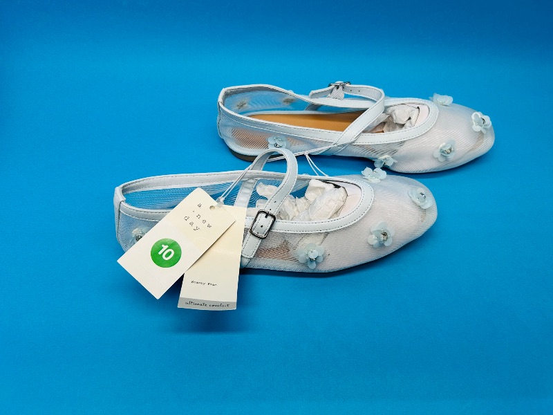 Photo 1 of 025430…size 10 shoes  - like new condition 